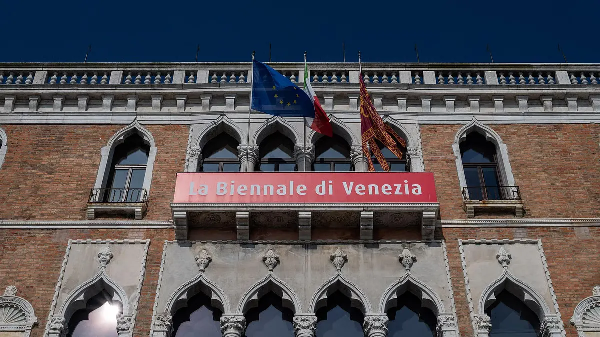 Еврокомиссия прекратила грант в €2 млн для Венецианской биеннале современного искусства, резко раскритиковав решение допустить официальный павильон России к участию. На фоне скандала правозащитные и художественные инициативы готовят акции протеста и поддержки коренных народов России.