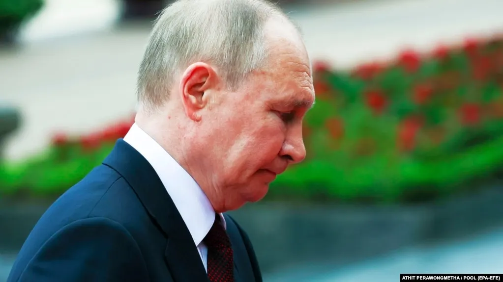 Согласно свежему еженедельному опросу ВЦИОМ, уровень одобрения деятельности Владимира Путина снизился до 65,5% и падает седьмую неделю подряд, а доверие президенту также продолжает сокращаться.