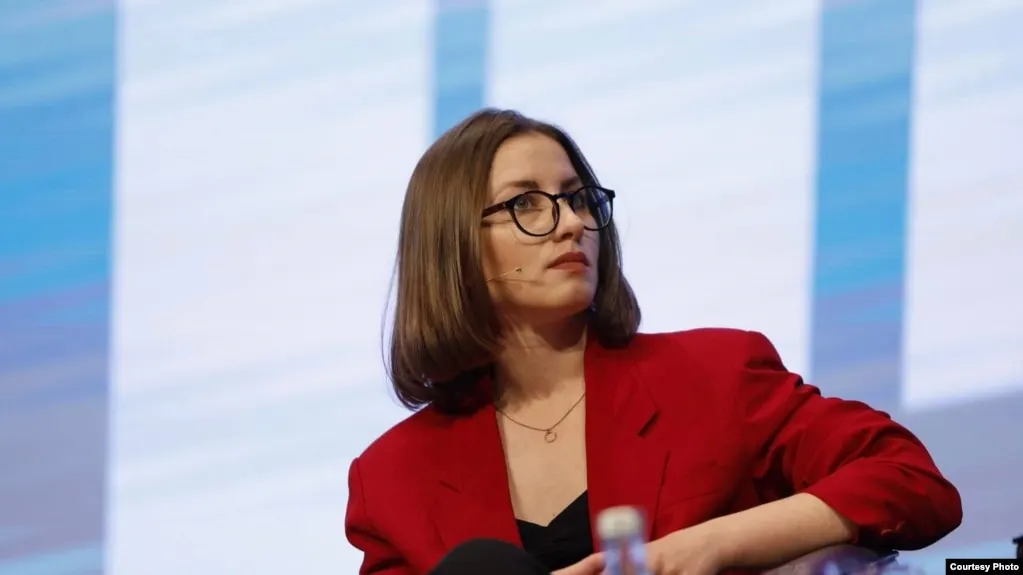 Санкт-Петербургский суд заочно назначил правозащитнице Анастасии Бураковой совокупный срок 8 лет и 2 месяцев лишения свободы по делам об уклонении от обязанностей «иноагента» и о «фейках» про российскую армию.