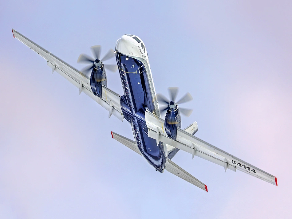 Региональный турбовинтовой лайнер Ил‑114‑300 подходит к завершению сертификационных испытаний, первые борта планируют передать во второй Архангельский авиаотряд. Самолёт должен заменить устаревшие Ан‑24 и Як‑40 на местных линиях в Сибири и на Дальнем Востоке, однако программа сталкивается с задержками из‑за проблем с двигателями и испытаниями.