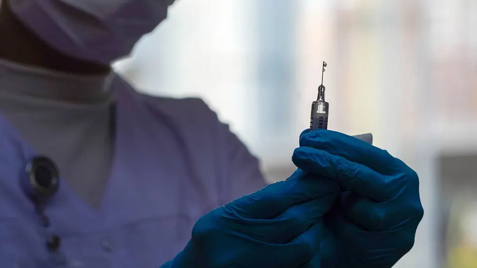 Российские ученые создают генотерапевтический препарат, который должен блокировать рецептор, запускающий процессы старения клеток. Разработка ведется в рамках нацпроекта «Новые технологии сбережения здоровья» и рассматривается как одно из ключевых направлений в борьбе с возрастными изменениями организма.