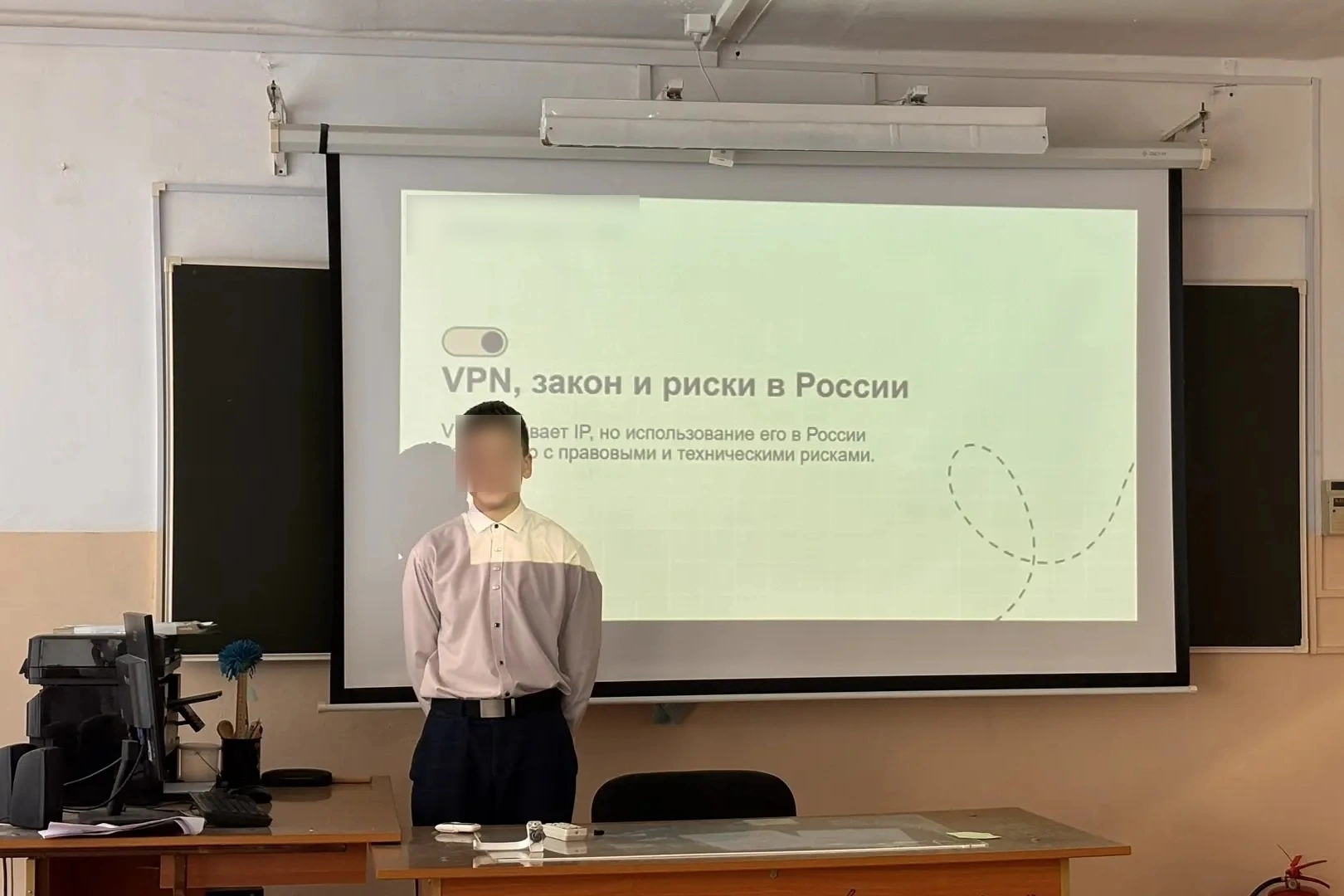 В школах разных регионов России начали регулярно проводить занятия по кибербезопасности, где детям и их родителям рассказывают о рисках использования VPN, возможной утечке персональных данных и правовых последствиях онлайн-активности.