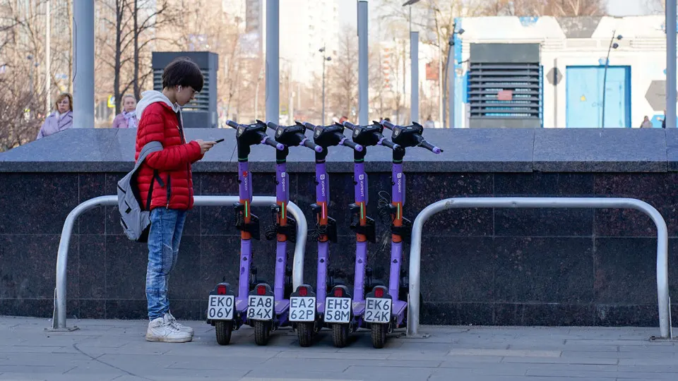 Столичный профильный вуз предложил сделать госмессенджер «Мах» единственным способом аренды электросамокатов и других средств индивидуальной мобильности, а также использовать его для контроля за частными владельцами и их поездками.