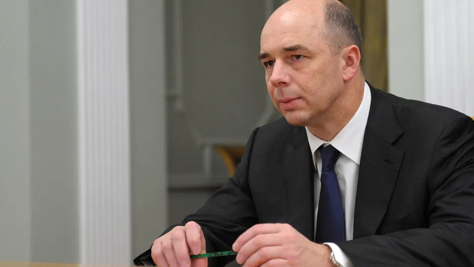 Министерство финансов задействует ИИ для оптимизации распределения средств и поиска неплательщиков. Технологии помогают аналитике на фоне рекордного дефицита консолидированного бюджета в 2025 году — 8,291 трлн рублей, однако окончательные решения принимают специалисты.