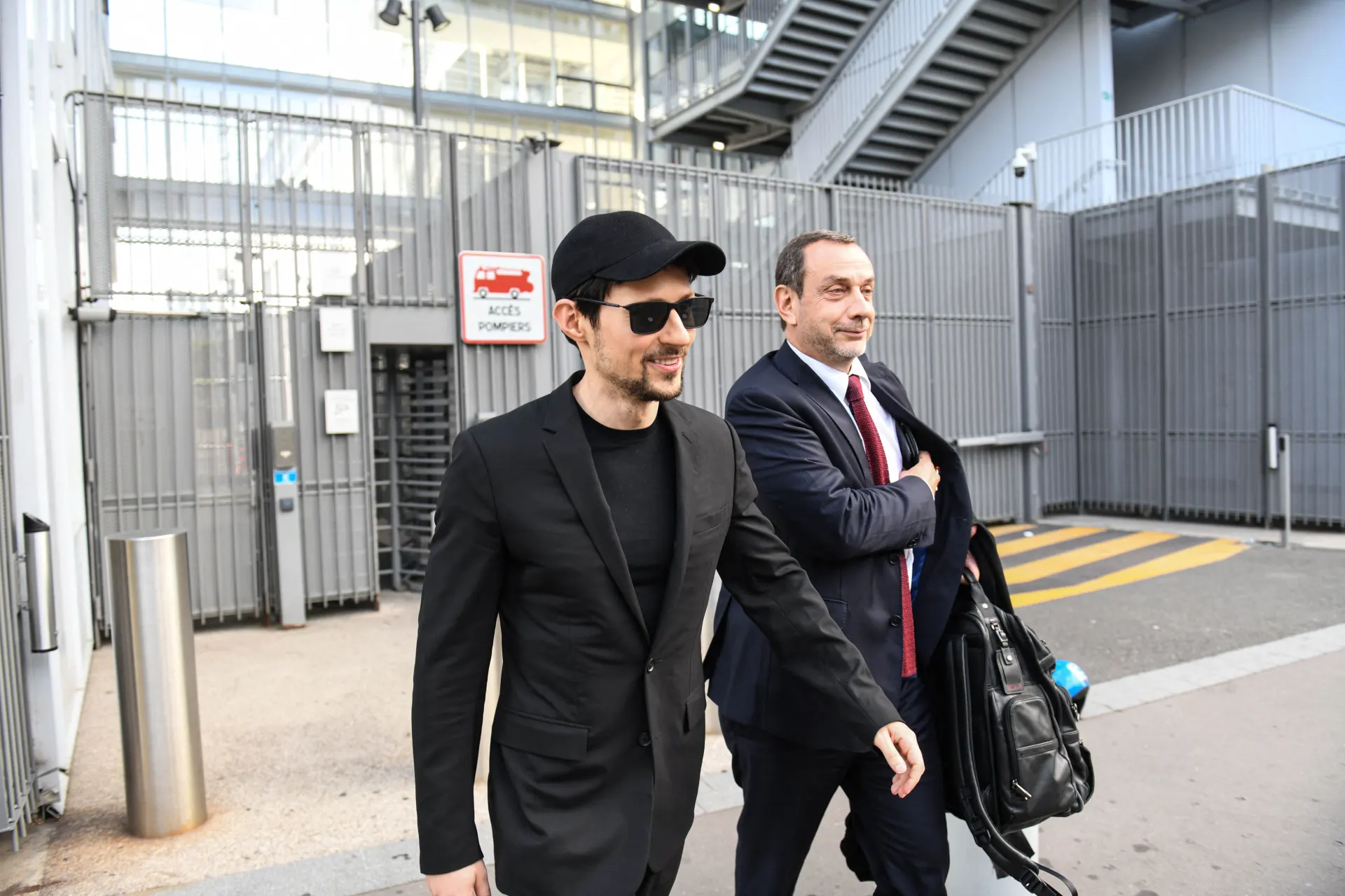 Основатель Telegram опубликовал шансон-трек «Свой живой интернет», созданный при помощи нейросети, и связал давление на мессенджер с попытками ограничить свободу слова и тайну переписки.