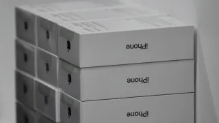 Крупные российские продавцы электроники накопили избыточные запасы флагманских смартфонов Apple и Samsung. На фоне падения спроса и снижения покупательной способности устройства распродают с крупными скидками, особенно в начале 2026 года.