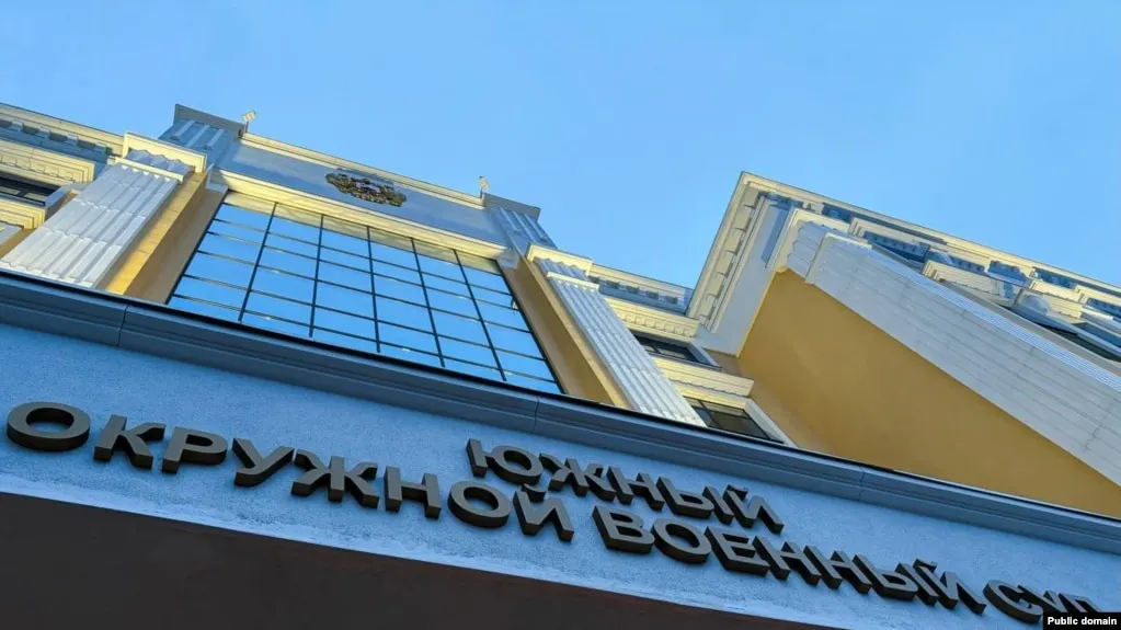 Южный окружной военный суд приговорил троих молодых людей к срокам от восьми до десяти лет лишения свободы по делу о подготовке поджога военкоматов в Ростове-на-Дону. По данным следствия, обвиняемые планировали атаковать здания коктейлями Молотова, но были задержаны сотрудниками ФСБ ещё на стадии подготовки.