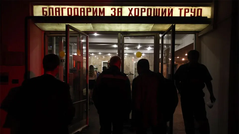 Более 105 тысяч сотрудников бюджетной сферы по всей стране рекомендованы к увольнению; сильнее всего сокращения затронут Москву и крупные регионы, что связано с дефицитом федерального и региональных бюджетов и курсом на «оптимизацию» расходов.