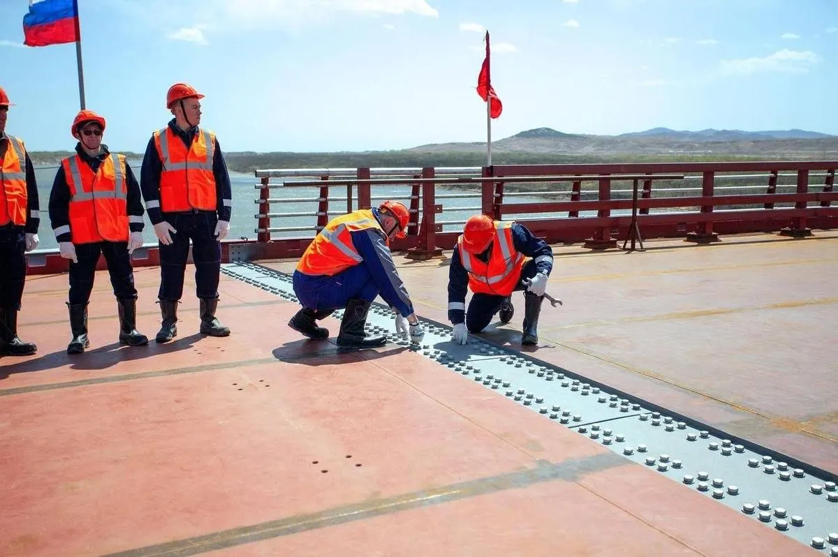 На границе России и КНДР строят первый прямой автомобильный мост через реку Туманная: его открытие намечено на июнь 2026 года, параллельно готовят к запуску новый пункт пропуска «Хасан».