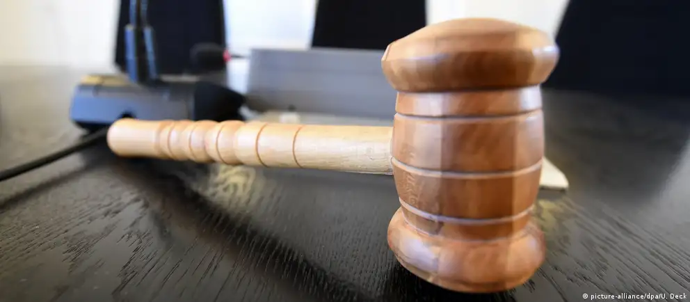 Суд признал фотографию демонстрацией запрещённой символики: 24‑летний Роман Мальцев получил год исправительных работ по делу, основанному на рапорте сотрудников Центра «Э». Приговор вынесен на фоне решения о признании вымышленного объединения экстремистским.