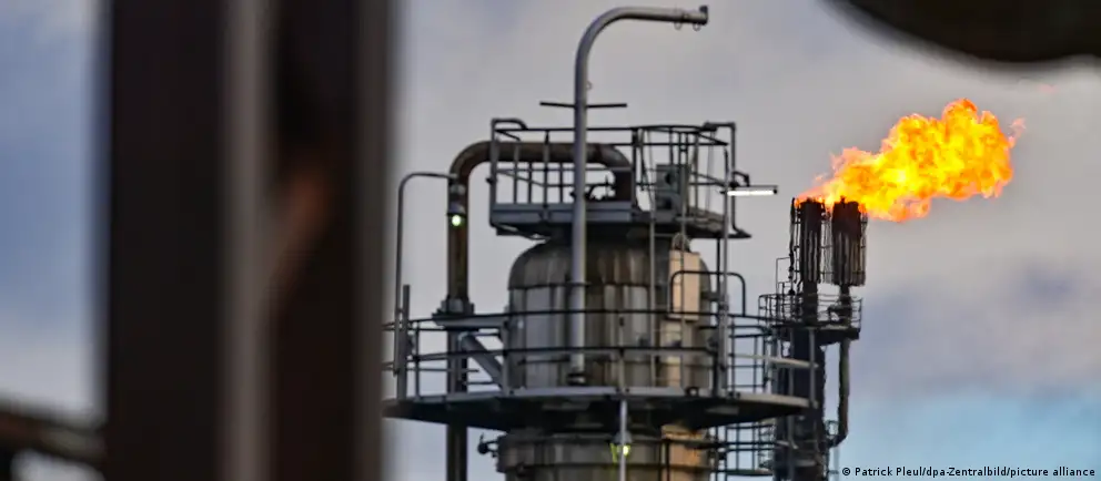 С мая 2026 года по трубопроводу «Дружба» прекратится транзит казахстанской нефти в Германию. Это затронет крупный НПЗ PCK в Шведте, снабжавший Берлин и Бранденбург; эксперты предупреждают о росте цен, дополнительной нагрузке на морские порты и уязвимости энергосистемы.