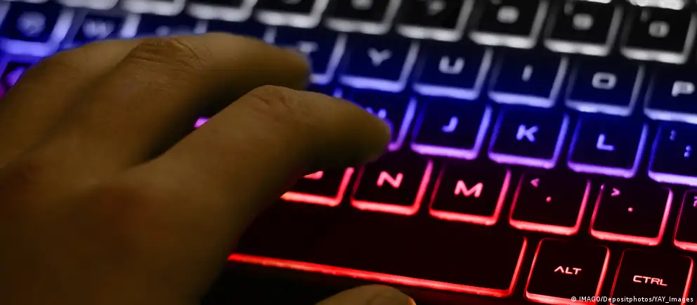 Минцифры разрабатывает механизм взимания платы за международный интернет‑трафик, под который могут попасть VPN‑сервисы; сбор планируется прежде всего для мобильных сетей, фиксированный интернет пока не затронут.