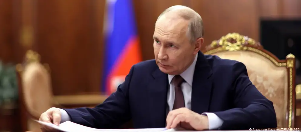 Президент России утвердил поправки в антикоррупционное законодательство: декларировать нужно будет общий доход семьи, а сделки и имущество до вступления в брак и до назначения на госдолжность выводятся из-под контроля государства.