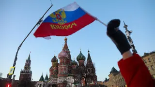 Просроченная дебиторская задолженность компаний в России достигла рекордных 8,2 трлн рублей — это почти 4% ВВП. Больше всего страдают обрабатывающая промышленность и торговля, а малый бизнес фактически кредитует госкомпании из‑за затяжных задержек оплаты.