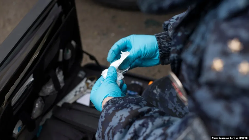 Правительство России согласилось одобрить разработанный Верховным судом законопроект о смягчении наказаний за незаконный оборот наркотиков — при условии, что из него исключат норму о снижении максимальных сроков лишения свободы за хранение в крупном и особо крупном размере.