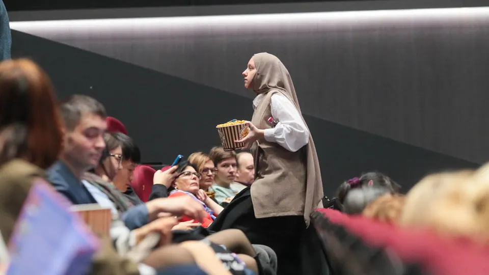 Ассоциация владельцев кинотеатров и дистрибьюторы призвали сети временно приостановить показы зарубежных картин без прокатных удостоверений в пользу отечественных релизов, в том числе фильма «Литвяк».