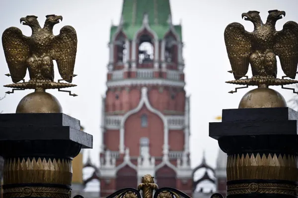 При запуске ряда фильмов на российских стрим‑платформах появляются уведомления о том, что из картин удалены или скрыты фрагменты в соответствии с действующим законодательством; платформы связывают такие пометки с решениями правообладателей.