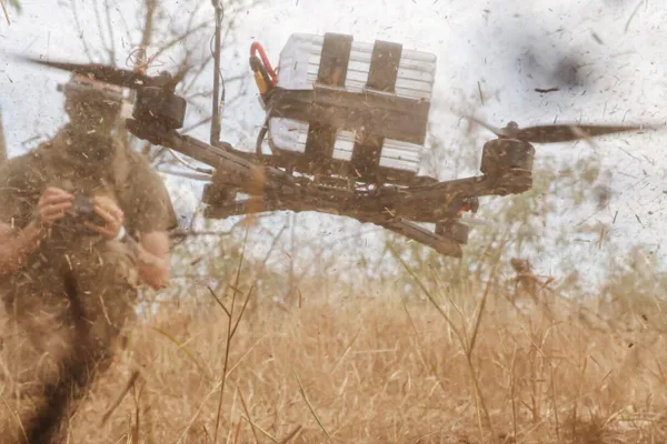 Роберт Бровди (позывной «Мадяр») заявил, что территории в 1,5–2 тыс. км внутри России уже не являются безопасным тылом, а нефтезаводы и другие объекты, финансирующие военные действия, рассматриваются как законные цели; операторам дронов, по его словам, поставлена задача наносить максимальный ущерб мобилизационным ресурсам противника.