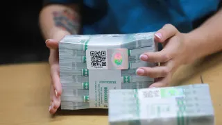 За одну неделю россияне сняли со счетов 240 млрд рублей, резко нарастив объем наличных в обращении. Эксперты связывают это с перебоями мобильного интернета, ужесточением контроля за банковскими картами и планами расширить мониторинг переводов граждан.