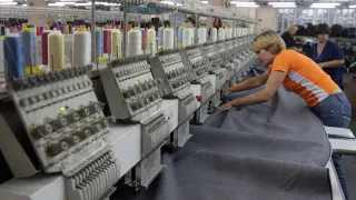 Структуры концерна «Калашников» приобрели бывшие швейные мощности Gloria Jeans и ряд других текстильных предприятий в регионах, переориентировав их на выпуск военной и специальной одежды на фоне ухода коммерческих брендов из России.