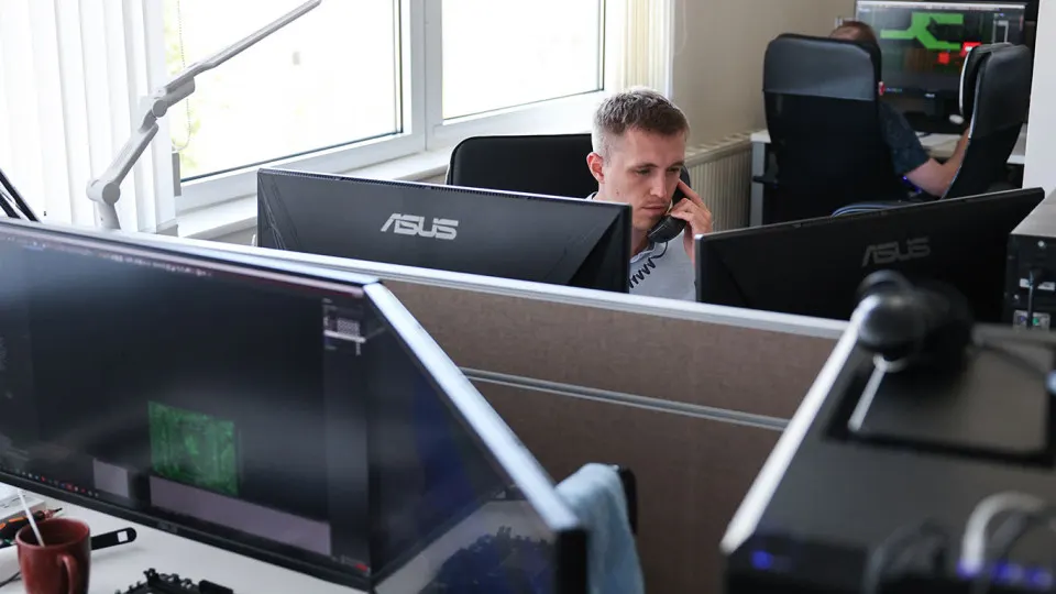 Российские компании намерены использовать иностранное программное обеспечение вплоть до 2030–2031 годов из‑за действующих лицензий и сложной смешанной IT‑инфраструктуры, несмотря на курс властей на обязательное импортозамещение и возможные новые ограничения для коммерческого сектора.