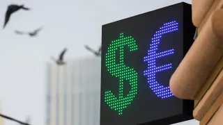 Курс доллара снижается до минимальных значений с начала 2023 года на фоне роста нефтяных доходов и приостановки бюджетного правила, тогда как правительство рассматривает досрочное возобновление валютных интервенций.