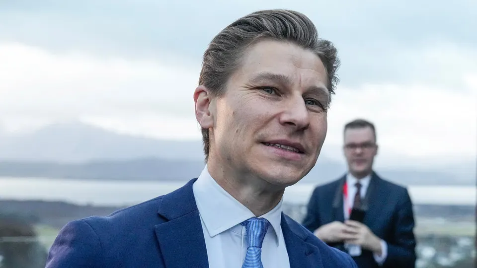 Правительство Финляндии внесло в парламент пакет поправок, который снимает запрет на ввоз, транспортировку, поставку и хранение ядерного оружия в стране для нужд собственной обороны и коллективной обороны НАТО, при этом разработка и производство ядерных боеприпасов по‑прежнему останутся уголовным преступлением.