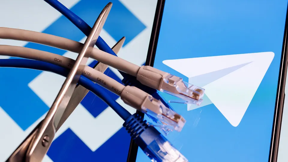 В марте месячная аудитория Telegram оценивалась примерно в 94,3 млн человек, при этом доступность сервиса снижается из‑за ограничений, а пользователи осваивают VPN и альтернативные мессенджеры.