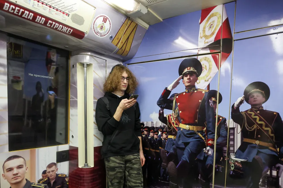 Власти вводят новые технические и административные ограничения на использование VPN: от блокировок доступа к сервисам до попыток ограничить оплату и ввести плату за VPN‑трафик. Краткое руководство по текущим мерам и возможным последствиям.