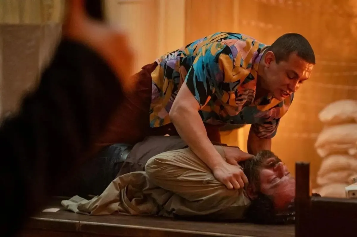 Два онлайн‑кинотеатра подтвердили удаление третьего сезона сериала «Метод» после распоряжения Минюста; конкретные формулировки и указание на эпизоды отсутствуют, продюсер отмечает, что неясные критерии ставят под угрозу создание жанрового кино.