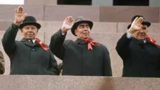 Минэнерго получит право устанавливать для нефтяных компаний обязательные объёмы производства и поставок топлива, а также ограничивать рост цен на АЗС уровнем инфляции. Меры вводятся на фоне массовых атак беспилотников по российским нефтеперерабатывающим заводам и резкого удорожания бензина.