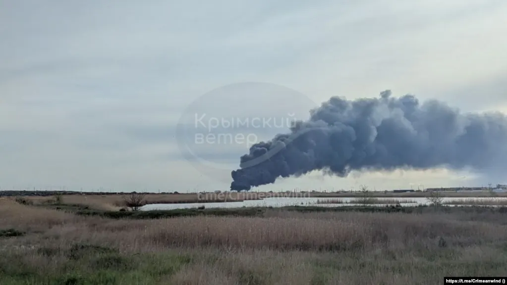 В ночь на 23 апреля серия атак беспилотников пришлась по промышленным и энергетическим объектам в Самарской и Нижегородской областях, в аннексированном Крыму и на юге России; сообщается о гибели человека, раненых и пожарах на нефтяных предприятиях.