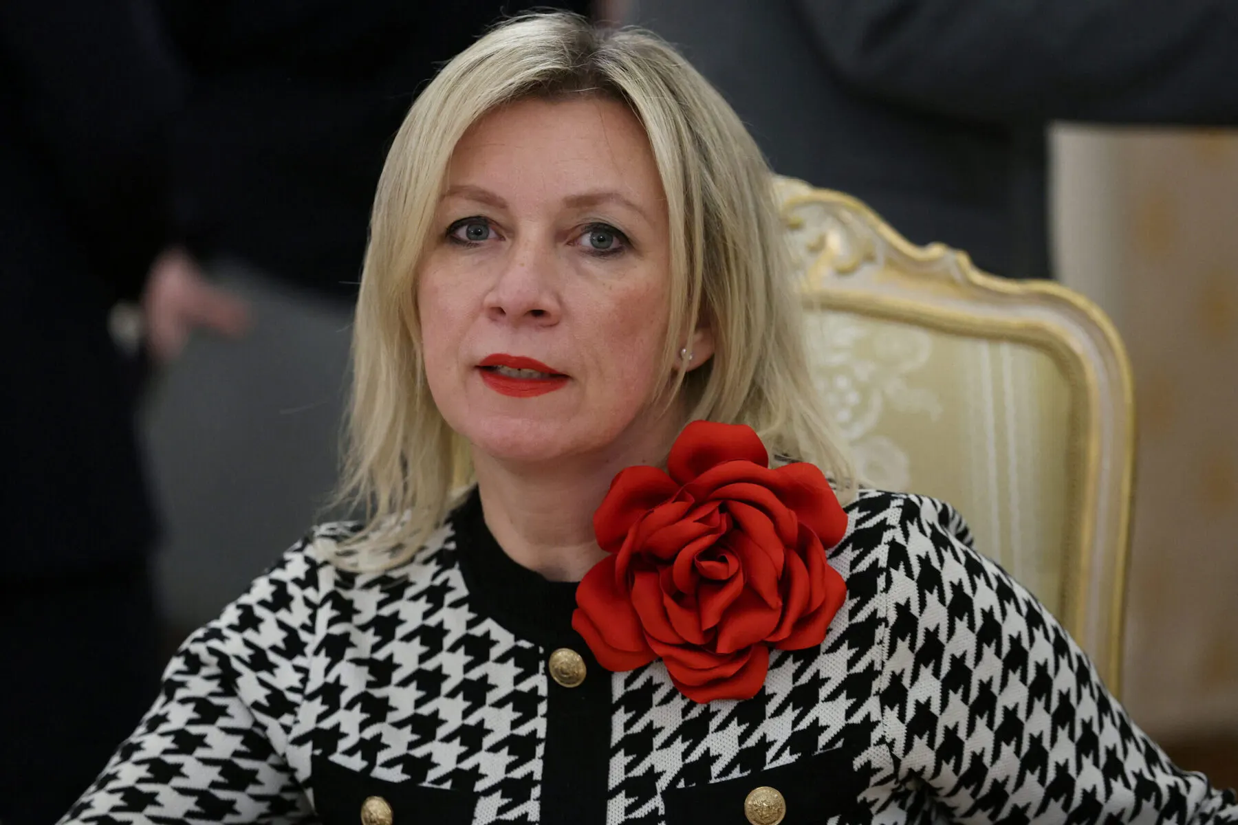 На международном форуме о традиционных ценностях официальный представитель МИД РФ Мария Захарова сослалась на ряд «цитат» о русском языке, приписав их Лихачёву, Лотману и Бахтину. Проверка показала, что часть высказываний не встречается в работах указанных авторов и напоминает обобщённые формулировки, характерные для текстов, сгенерированных нейросетями.