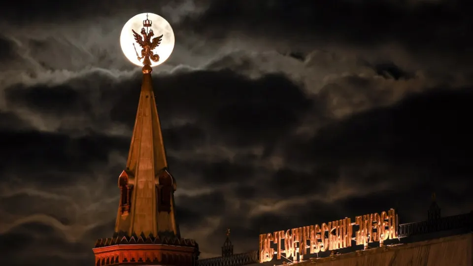 По оценкам экспертов, затраты на оборону в 2025 году выросли и пришли к историческому уровню: около $190 млрд, почти 20% всех государственных расходов и порядка 38% федерального бюджета с учётом скрытых статей.