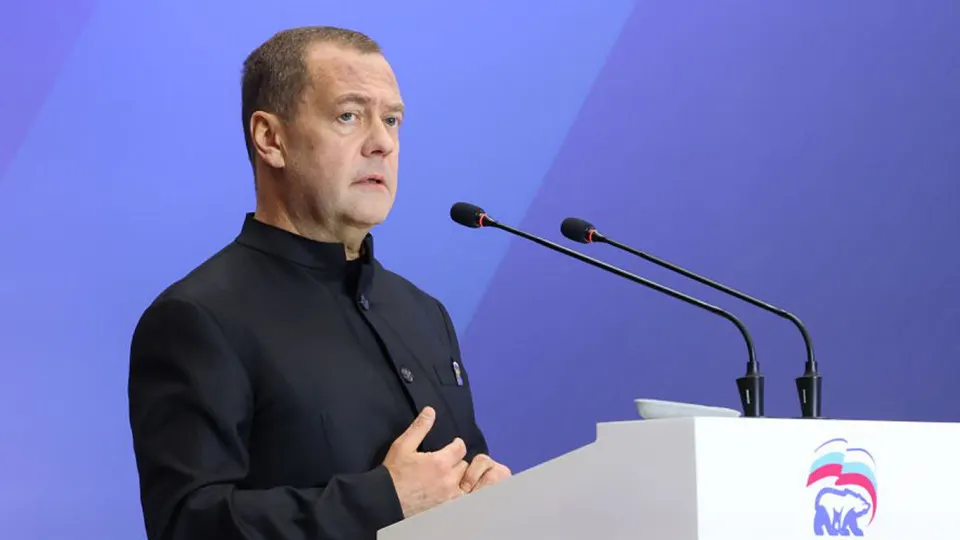 Заместитель председателя Совбеза Дмитрий Медведев предупредил о реальной возможности ядерной катастрофы и заявил о роли ядерной триады; на фоне истечения СНВ‑III обсуждается будущее контроля над арсеналами.