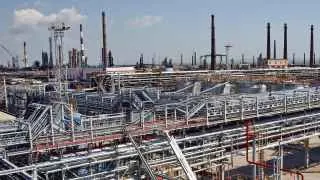 Серия атак беспилотников привела к остановке переработки нефти на Туапсинском и Новокуйбышевском НПЗ, а также к сокращению работы ряда других крупных российских заводов.