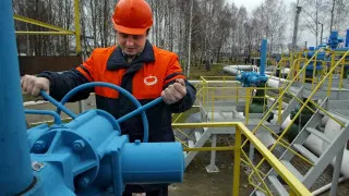 С 1 мая поставки казахстанской нефти по нефтепроводу «Дружба» в Европу будут остановлены по уведомлению «Транснефти», что грозит усилением дефицита топлива на фоне снижения мировых поставок из-за конфликта в Иране и перекрытия Ормузского пролива.