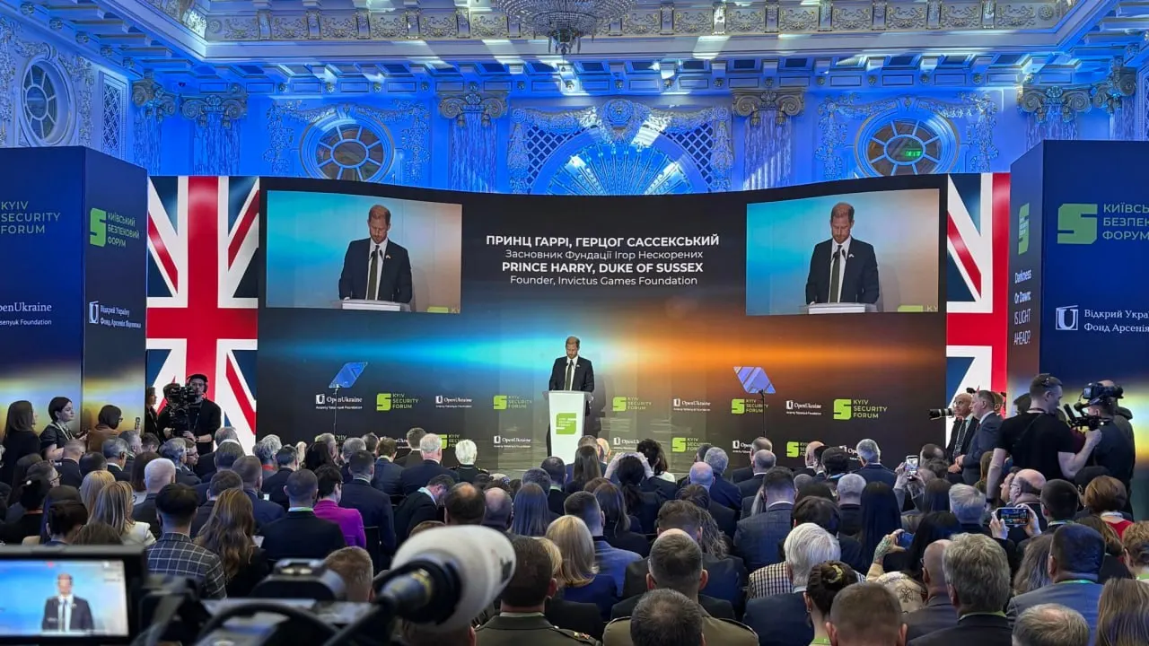 Во время визита в Киев принц Гарри заявил, что прибыл в Украину как частное лицо, обратился к Владимиру Путину с призывом остановить войну и напомнил США об их обещаниях по защите украинского суверенитета после отказа страны от ядерного оружия.