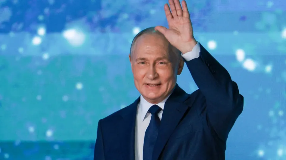 Президент Владимир Путин связал недавние сбои мобильного интернета с мерами по предотвращению терактов и поручил обеспечить бесперебойную работу госуслуг, платежных систем и записи к врачу во время ограничений связи.