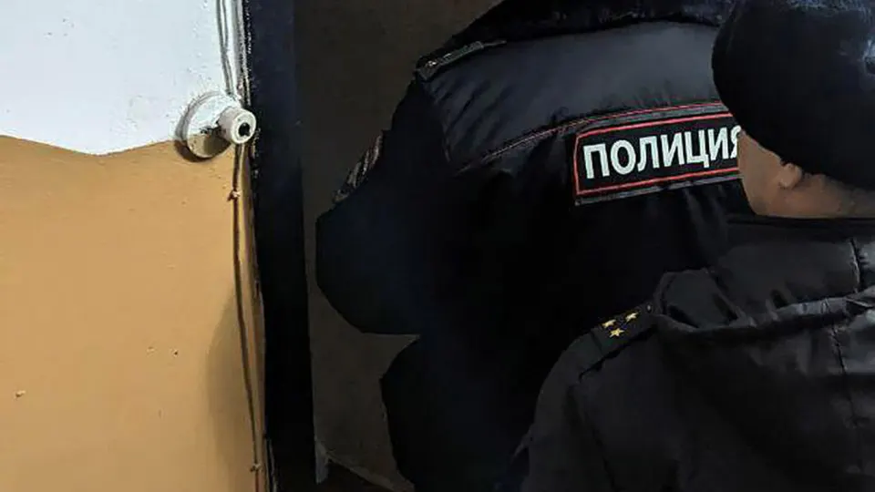 Двое молодых людей, один из которых несовершеннолетний, задержаны после того, как у дверей квартир сотрудников Роскомнадзора обнаружили молотки со следами коричневой жидкости. По факту возбуждено дело о хулиганстве — инцидент произошёл на фоне масштабной блокировки Telegram и роста загрузок VPN-сервисов.