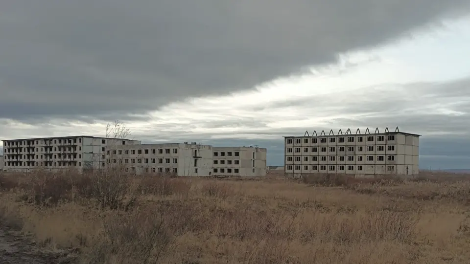 Рождаемость в России 11‑й год подряд обновляет антирекорды, а суммарный коэффициент рождаемости опустился до минимума современной истории, несмотря на дорогостоящие госпрограммы и курс на «традиционные семейные ценности».