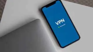 Участники рынка VPN предупреждают: в ближайшее время оплата подобных сервисов с российских банковских карт может стать недоступной, а зачистка серверов усилится из‑за изменений в законодательстве о хостингах.