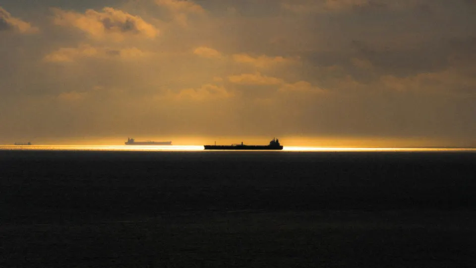 После проверок шведской береговой охраны и заявлений британских властей часть российского «теневого» танкерного флота изменила привычные маршруты, обходя шведские и британские воды более длинными и затратными путями.