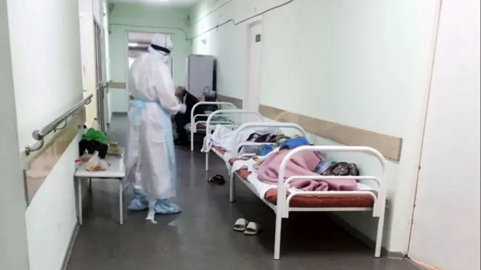 В Нижегородской области врачи массово используют ИИ для подготовки протоколов и заключений — в электронных картах начали встречаться смайлы. Региональный Минздрав запретил применять ИИ при оформлении меддокументов и потребовал убрать эмодзи; одновременно федеральные планы предполагают внедрение ИИ в госбольницы до конца 2026 года.