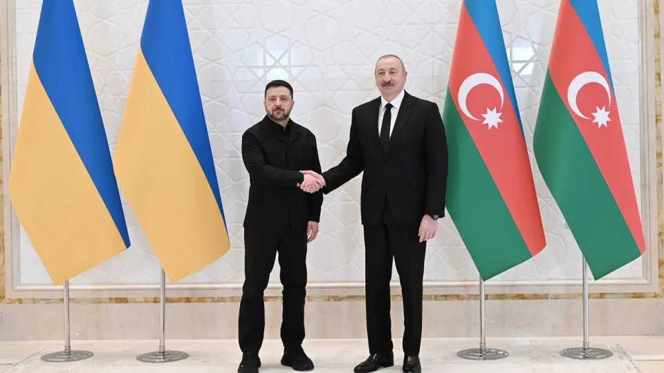 Президенты Украины и Азербайджана в Габале подтвердили взаимную поддержку суверенитета и территориальной целостности, подписали шесть соглашений, обсудили сотрудничество в оборонно-промышленном комплексе, энергетике и аграрном секторе, а также возможность трёхсторонних мирных переговоров с участием России и США.