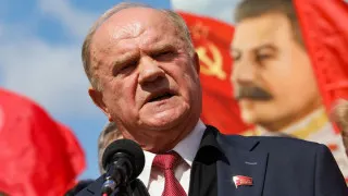 Лидер КПРФ Геннадий Зюганов на заседании Госдумы заявил, что из‑за тяжелого состояния экономики Россия может столкнуться с ситуацией, похожей на 1917 год, и раскритиковал власти за то, что их предупреждения игнорируют, реагируя при этом на обращение блогера Виктории Бони к президенту.