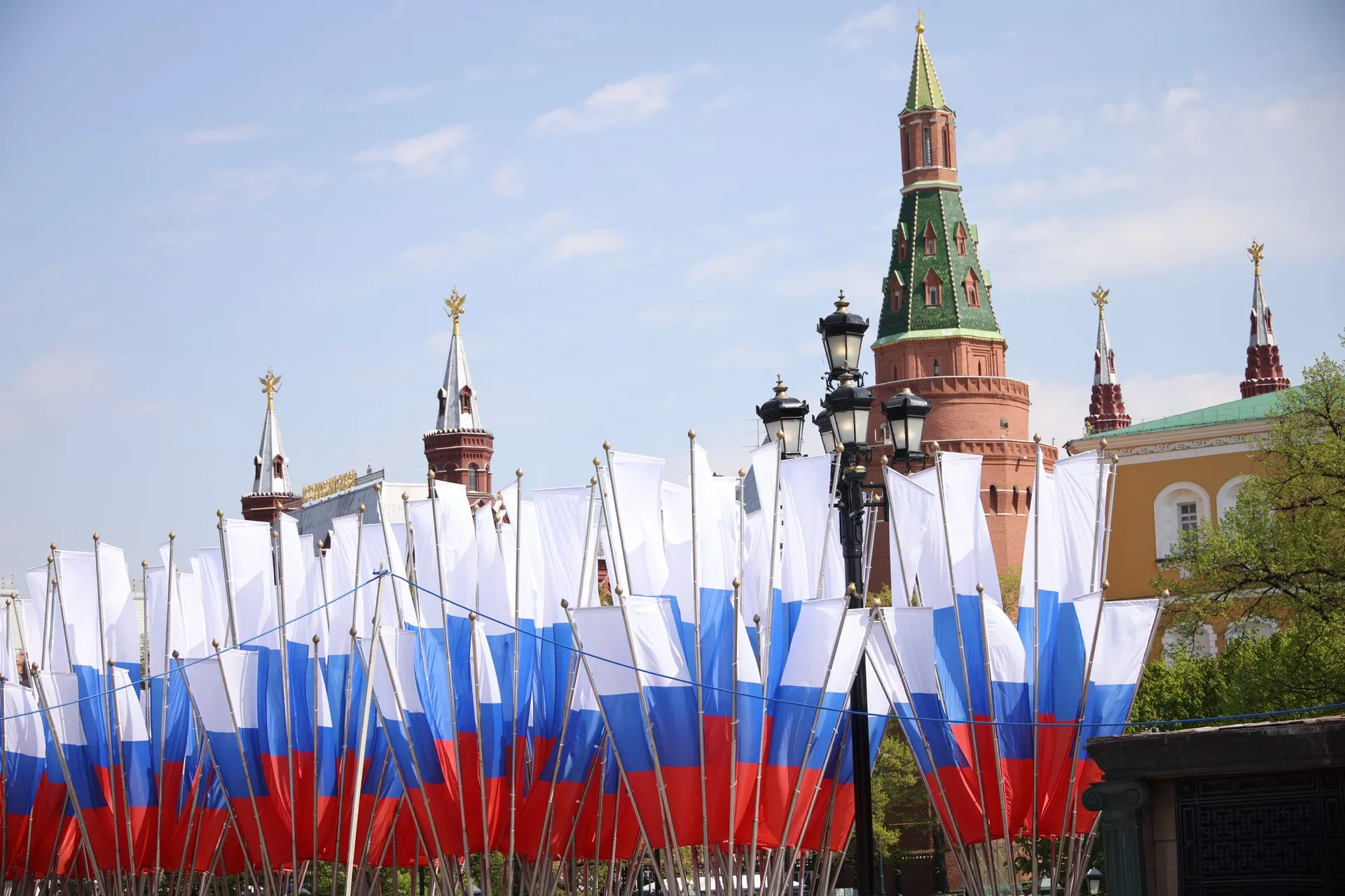 Минобороны сообщило о временном прекращении боевых действий в зоне СВО с 0:00 8 мая до 10 мая. Ведомство при этом предупредило о возможных ударах по Киеву в случае срывов и рекомендовало гражданам и дипломатам покинуть город.