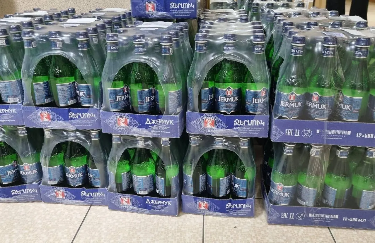 Роспотребнадзор запретил продажу армянской воды «Джермук» на территории России: экспертиза выявила несоответствие требованиям, под запрет попала минеральная, питьевая и газированная вода в объёме около 37 млн бутылок.