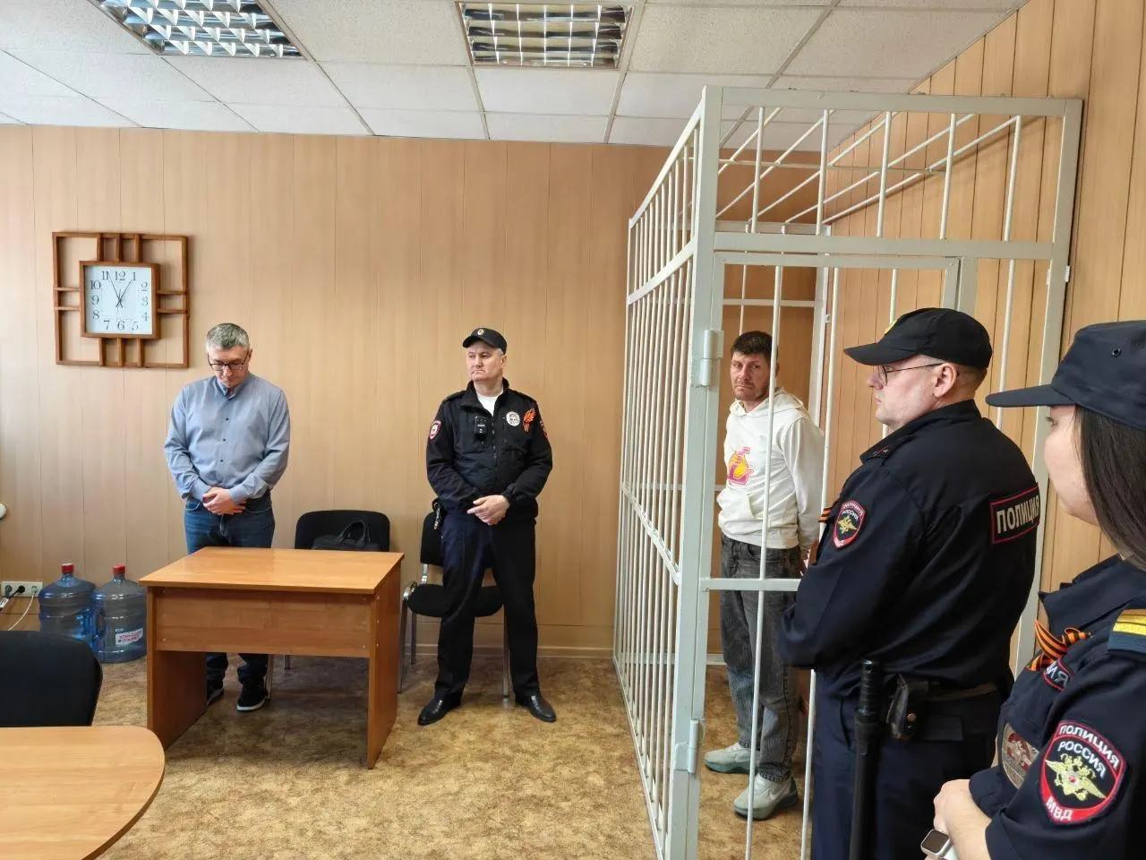 Мужчин задержали 3 мая. Первоначально дело возбудили по статье о лёгком вреде здоровью, позже переквалифицировали на хулиганство. Пострадавшая скончалась через месяц после нападения.