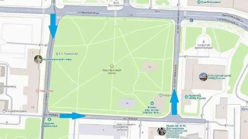 С выходных на улицах Таубе, Победы и Достоевского в центре Омска введено одностороннее движение — проезд теперь против часовой стрелки. Водителей предупреждают о штрафах и возможном лишении прав за выезд на встречную полосу.